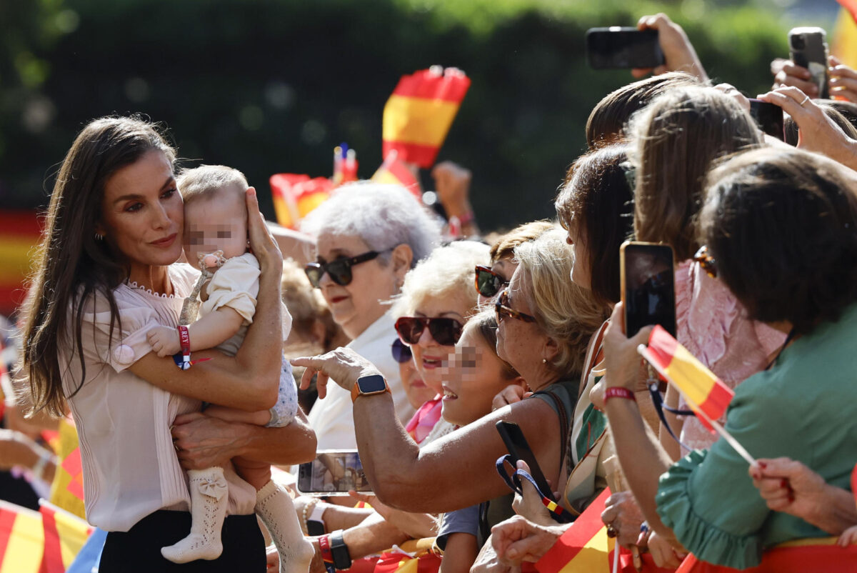 MELILLA (ESPAÑA), 14/10/2026.- La reina Letizia coge en brazos a un bebé mientras saluda a los ciudadanos de Melilla este miércoles a su llegada a la ciudad autónoma. Melilla recibe de nuevo una visita real casi 19 años después con la llegada de los reyes Felipe VI y Letizia en su primer viaje a la ciudad, con el que completan su recorrido por el mapa autonómico español tras viajar a Ceuta el día anterior. EFE/Mariscal