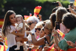 MELILLA (ESPAÑA), 14/10/2026.- La reina Letizia coge en brazos a un bebé mientras saluda a los ciudadanos de Melilla este miércoles a su llegada a la ciudad autónoma. Melilla recibe de nuevo una visita real casi 19 años después con la llegada de los reyes Felipe VI y Letizia en su primer viaje a la ciudad, con el que completan su recorrido por el mapa autonómico español tras viajar a Ceuta el día anterior. EFE/Mariscal