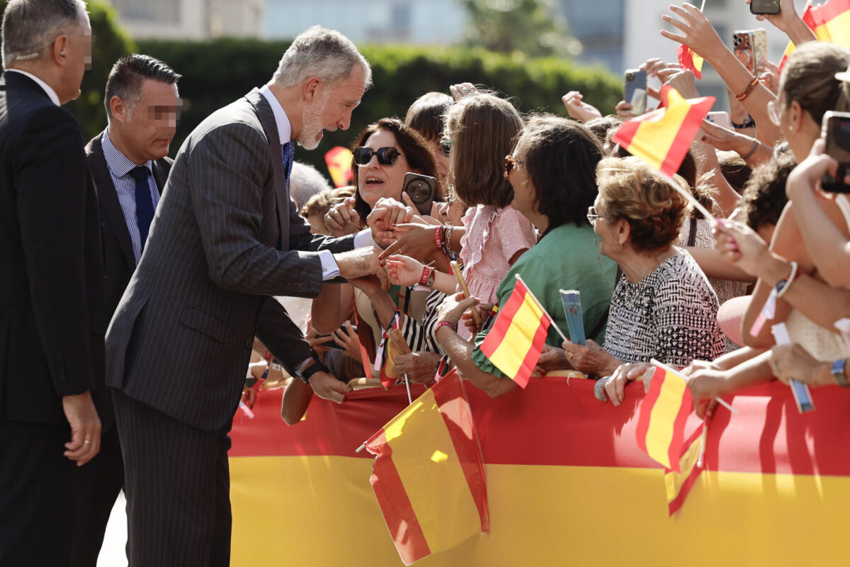 MELILLA (ESPAÑA), 14/10/2026.- El rey Felipe VI saluda a los ciudadanos de Melilla este miércoles a su llegada a la ciudad autónoma. Melilla recibe de nuevo una visita real casi 19 años después con la llegada de los reyes Felipe VI y Letizia en su primer viaje a la ciudad, con el que completan su recorrido por el mapa autonómico español tras viajar a Ceuta el día anterior. EFE/Mariscal