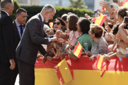 MELILLA (ESPAÑA), 14/10/2026.- El rey Felipe VI saluda a los ciudadanos de Melilla este miércoles a su llegada a la ciudad autónoma. Melilla recibe de nuevo una visita real casi 19 años después con la llegada de los reyes Felipe VI y Letizia en su primer viaje a la ciudad, con el que completan su recorrido por el mapa autonómico español tras viajar a Ceuta el día anterior. EFE/Mariscal