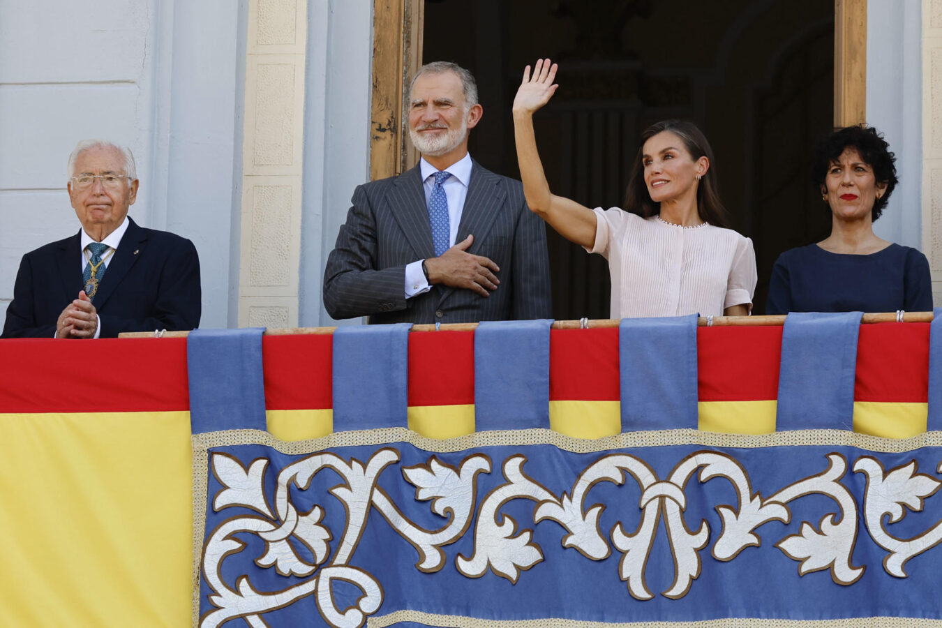 MELILLA (ESPAÑA), 14/10/2026.- El rey Felipe VI y la reina Letizia junto al presidente de Melilla, Juan José Imbroda (i) y la ministra de Inclusión y Migraciones, Elma Saiz (d) saludan a los ciudadanos de Melilla este miércoles a su llegada a la ciudad autónoma. Melilla recibe de nuevo una visita real casi 19 años después con la llegada de los reyes Felipe VI y Letizia en su primer viaje a la ciudad, con el que completan su recorrido por el mapa autonómico español tras viajar a Ceuta el día anterior. EFE/Mariscal