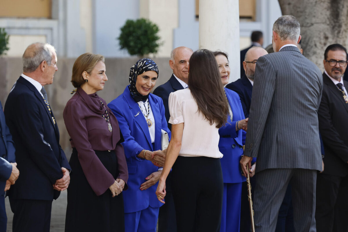 MELILLA (ESPAÑA), 14/10/2026.- El rey Felipe VI (c-d) y la reina Letizia (c-i) saludan a las autoridades a su llegada a Melilla este miércoles. Melilla recibe de nuevo una visita real casi 19 años después con la llegada de los reyes Felipe VI y Letizia en su primer viaje a la ciudad, con el que completan su recorrido por el mapa autonómico español tras viajar a Ceuta el día anterior. EFE/Mariscal