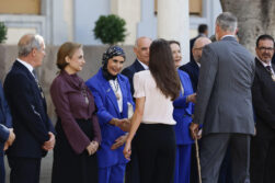 MELILLA (ESPAÑA), 14/10/2026.- El rey Felipe VI (c-d) y la reina Letizia (c-i) saludan a las autoridades a su llegada a Melilla este miércoles. Melilla recibe de nuevo una visita real casi 19 años después con la llegada de los reyes Felipe VI y Letizia en su primer viaje a la ciudad, con el que completan su recorrido por el mapa autonómico español tras viajar a Ceuta el día anterior. EFE/Mariscal