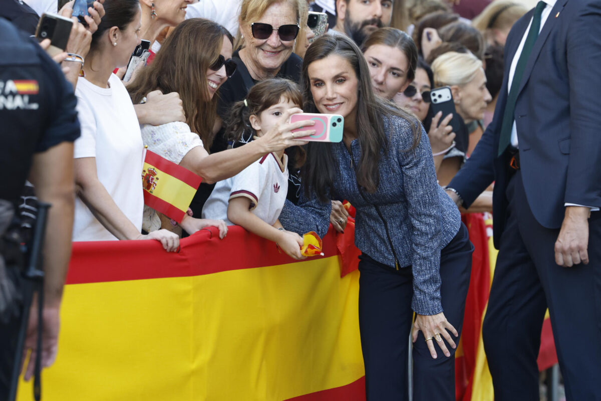 CEUTA, 13/10/2026.- La reina Letizia visita el colegio público Vicente Aleixandre en el barrio de Manzanera durante su visita este martes a Ceuta, la primera que realizan a la ciudad, para expresar su apoyo a los ceutíes tras la entrada masiva de personas migrantes a finales del pasado mes de julio. EFE/ Chema Moya