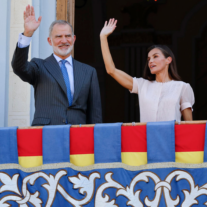 Miles de melillenses dan una calurosa bienvenida a los Reyes: “¡Que viva España!”