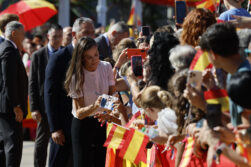 MELILLA (ESPAÑA), 14/10/2026.- La reina Letizia saluda a los ciudadanos de Melilla este miércoles a su llegada a la ciudad autónoma. Melilla recibe de nuevo una visita real casi 19 años después con la llegada de los reyes Felipe VI y Letizia en su primer viaje a la ciudad, con el que completan su recorrido por el mapa autonómico español tras viajar a Ceuta el día anterior. EFE/Mariscal