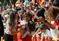 MELILLA (ESPAÑA), 14/10/2026.- La reina Letizia (c) saluda a los ciudadanos de Melilla este miércoles a su llegada a la ciudad autónoma. Melilla recibe de nuevo una visita real casi 19 años después con la llegada de los reyes Felipe VI y Letizia en su primer viaje a la ciudad, con el que completan su recorrido por el mapa autonómico español tras viajar a Ceuta el día anterior. EFE/Mariscal