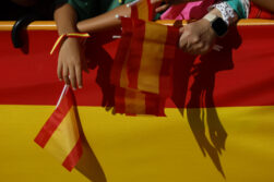 MELILLA (ESPAÑA), 14/10/2026.- Cientos de personas esperan la llegada de los reyes en Melilla este miércoles. Melilla recibe de nuevo una visita real casi 19 años después con la llegada de los reyes Felipe VI y Letizia en su primer viaje a la ciudad, con el que completan su recorrido por el mapa autonómico español tras viajar a Ceuta el día anterior. EFE/Mariscal