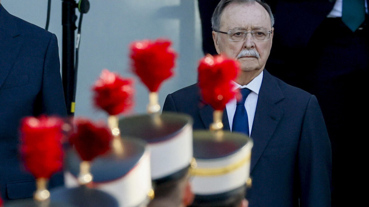 MADRID, 12/10/2026.- El alcalde-presidente de la Ciudad Autónoma de Ceuta, Juan Jesús Vivas, durante el tradicional desfile militar por las calles del centro de Madrid en el que participan casi 4.400 militares, 144 vehículos, 39 motos, 50 aviones y 32 helicópteros, este lunes Día de la Fiesta Nacional.- EFE/ Ballesteros