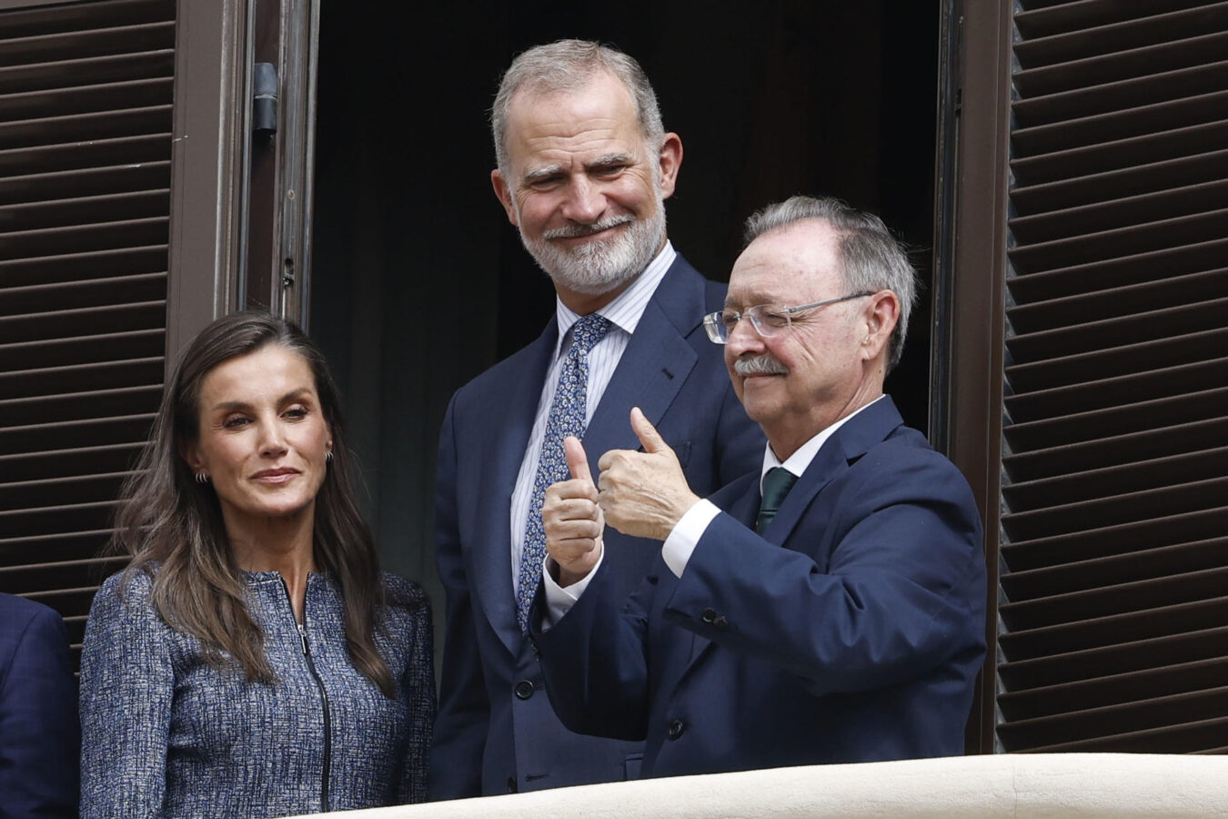 CEUTA, 13/10/2026.- El rey Felipe VI (c) y la reina Letizia (i) saludan desde el balcón del Ayuntamiento junto al alcalde-presidente de la Ciudad Autónoma de Ceuta, Juan Jesús Vivas (d), a su llegada a Ceuta, este martes. Los reyes han aterrizado este martes en el helipuerto de Ceuta donde a las 12:30 comenzarán su agenda de actos de esta visita histórica, la primera que realizan a la ciudad, para expresar su apoyo a los ceutíes tras la entrada masiva de migrantes a finales del pasado mes de julio. EFE/Chema Moya