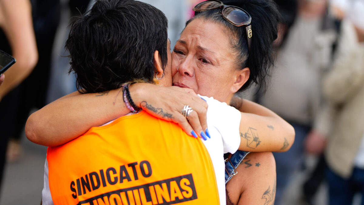 MADRID, 05/10/2026.- Dos personas se abrazan emocionadas este lunes en la acampada de la Puerta del Sol. El presidente del Gobierno, Pedro Sánchez, ha anunciado esta mañana el adelanto de las elecciones generales para el 29 de noviembre. EFE/ Borja Sanchez-Trillo