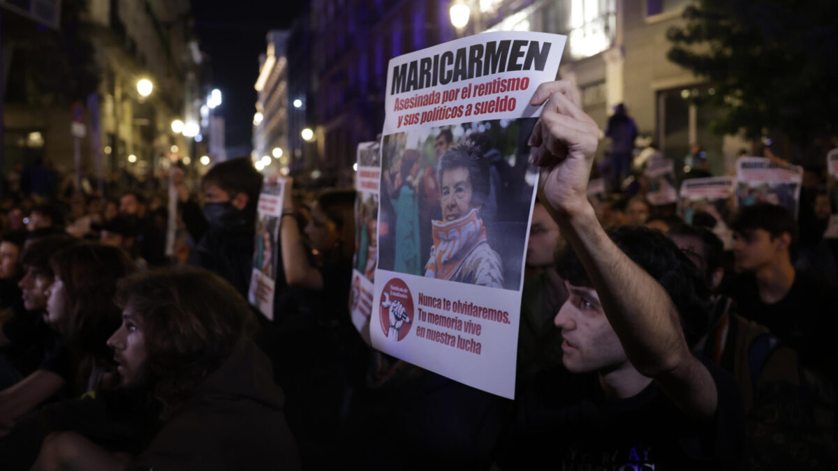 MADRID, 07/10/2026.- Participantes en la acampada en protesta por la crisis de la vivienda recuerdan a Maricarmen, fallecida este miércoles, hoy en la Puerta del Sol de Madrid. EFE/Juanjo Martín.