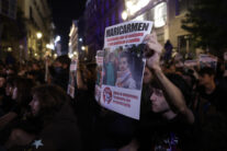 Los acampados en la Puerta del Sol marchan hacia el Congreso en homenaje a Maricarmen: “No son muertos, son asesinatos”