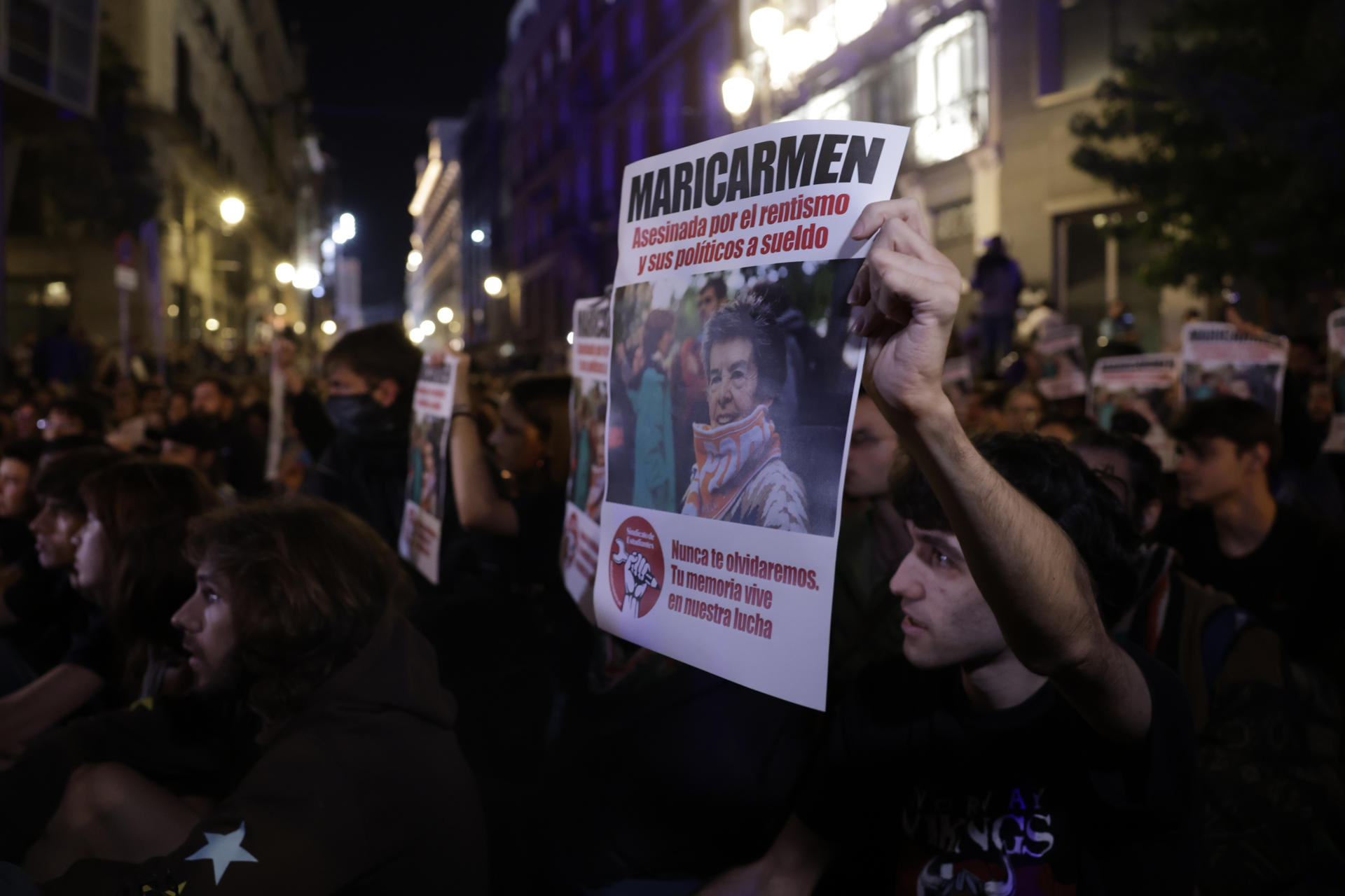 MADRID, 07/10/2026.- Participantes en la acampada en protesta por la crisis de la vivienda recuerdan a Maricarmen, fallecida este miércoles, hoy en la Puerta del Sol de Madrid. EFE/Juanjo Martín.