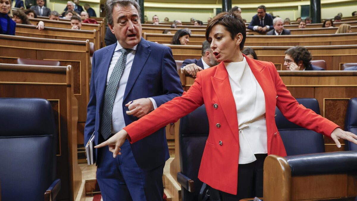 , Isabel Rodríguez (d), y el portavoz del PNV, Aitor Esteban (i), durante el pleno del Congreso de los Diputados en Madrid este martes.