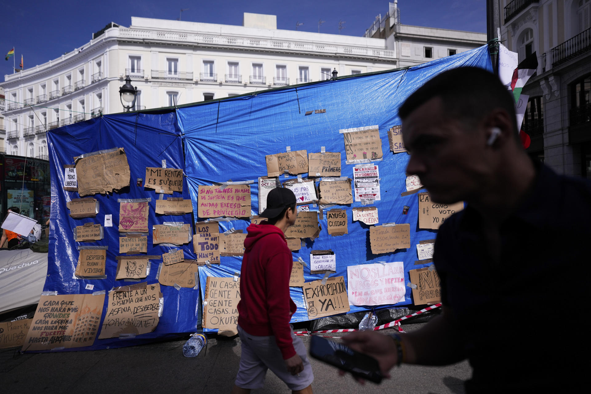 MADRID, 05/10/2026.- Detalle de la acampada de la Puerta del Sol, este lunes, después de que el presidente del Gobierno, Pedro Sánchez, haya anunciado el adelanto de las elecciones generales para el 29 de noviembre. EFE/ Borja Sanchez-Trillo