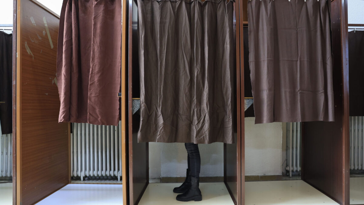 ZARAGOZA, 08/02/2026.- Una votante elige su papeleta antes de votar en un colegio electoral este domingo en Zaragoza. Un total de 1.036.325 aragoneses están llamados a votar en los 999 locales electorales que este domingo han abierto sus puertas, a las 9.00 horas, para que la ciudadanía elija a los 67 diputados de las Cortes de Aragón, en los primeros comicios adelantados y en solitario de la historia de la autonomía. EFE/ Javier Cebollada