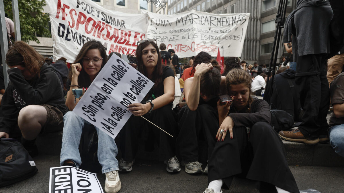MADRID, 02/10/2026.- Los manifestantes en el exterior del Congreso de los Diputados siguen en sus móviles la votación de los dos decretos sobre vivienda. Centenares de acampados en la Puerta del Sol en demanda de medidas para hacer frente a la crisis de la vivienda se han concentrado a las inmediaciones del Congreso de los Diputados de cara al debate y la votación de los dos decretos sobre vivienda que previsiblemente serán rechazados este viernes por la Cámara Baja. EFE/Sergio Pérez