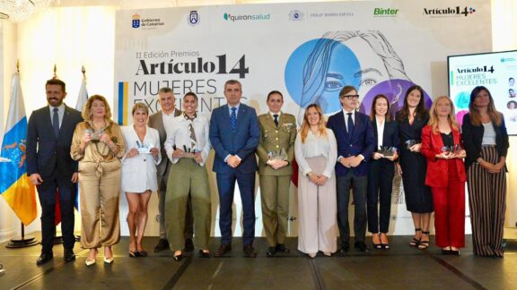 Foto de familia de los galardonados, autoridades y equipo de Artículo14.