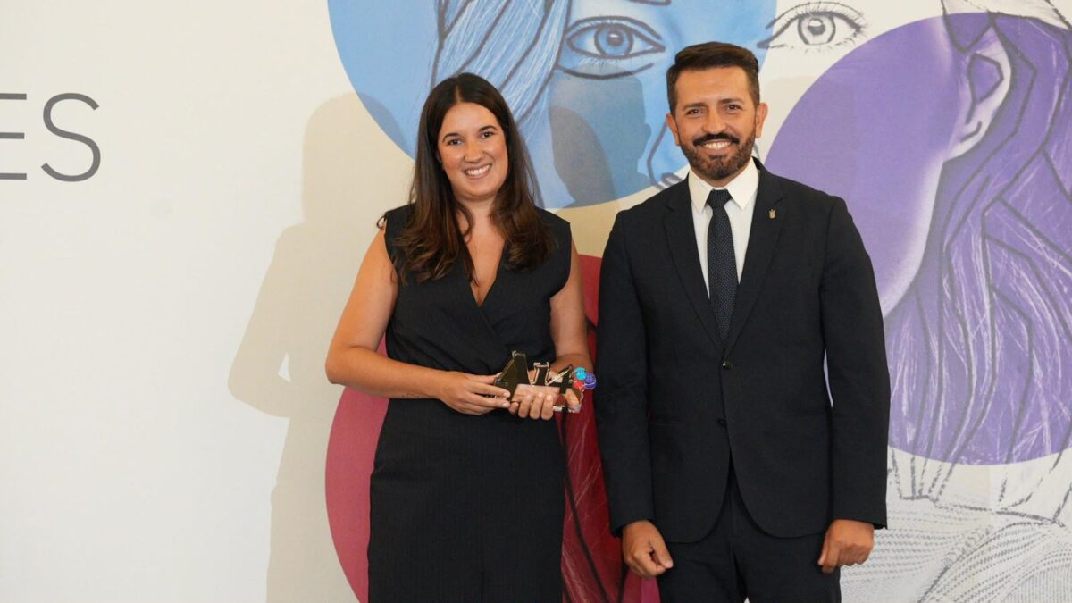 La chef Iciar Pérez recibiendo su premio.