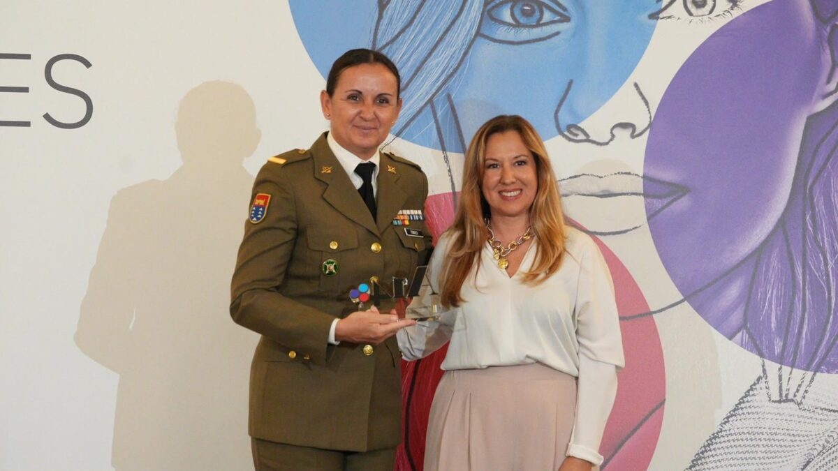 La cabo primero Adelina Torres y la presidenta del Cabildo de Tenerife, Rosa Dávila.