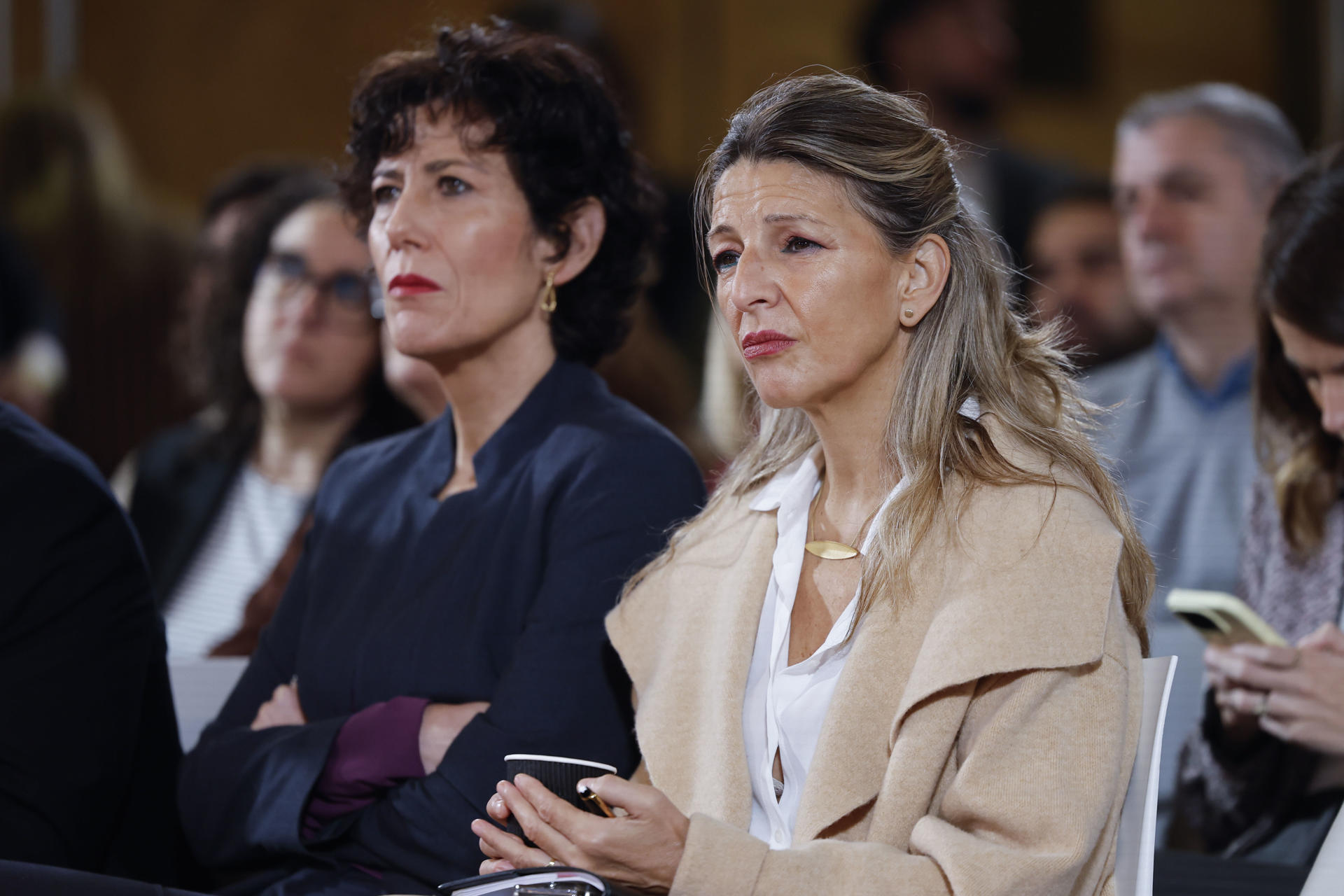 MADRID, 22/10/2026.- La vicepresidenta segunda y ministra de Trabajo, Yolanda Díaz (d) y la ministra de Migraciones e Inclusión, Elma Saiz; durante 'Los Desayunos' de la Agencia EFE y RTVE celebrado este jueves en el Instituto Cervantes. EFE/Chema Moya