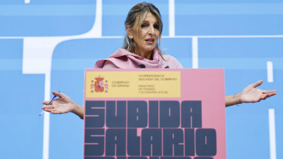 MADRID, 08/10/2026.- La vicepresidenta segunda y ministra de Trabajo, Yolanda Díaz (i), durante la rueda de prensa posterior a la reunión de la comisión asesora que comenzará a preparar la subida del salario mínimo interprofesional (SMI) para 2027. EFE/ Mariscal
