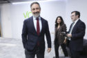 Abascal carga contra Óscar López: “Pancarta por la mañana, orden de ejecución por la tarde”