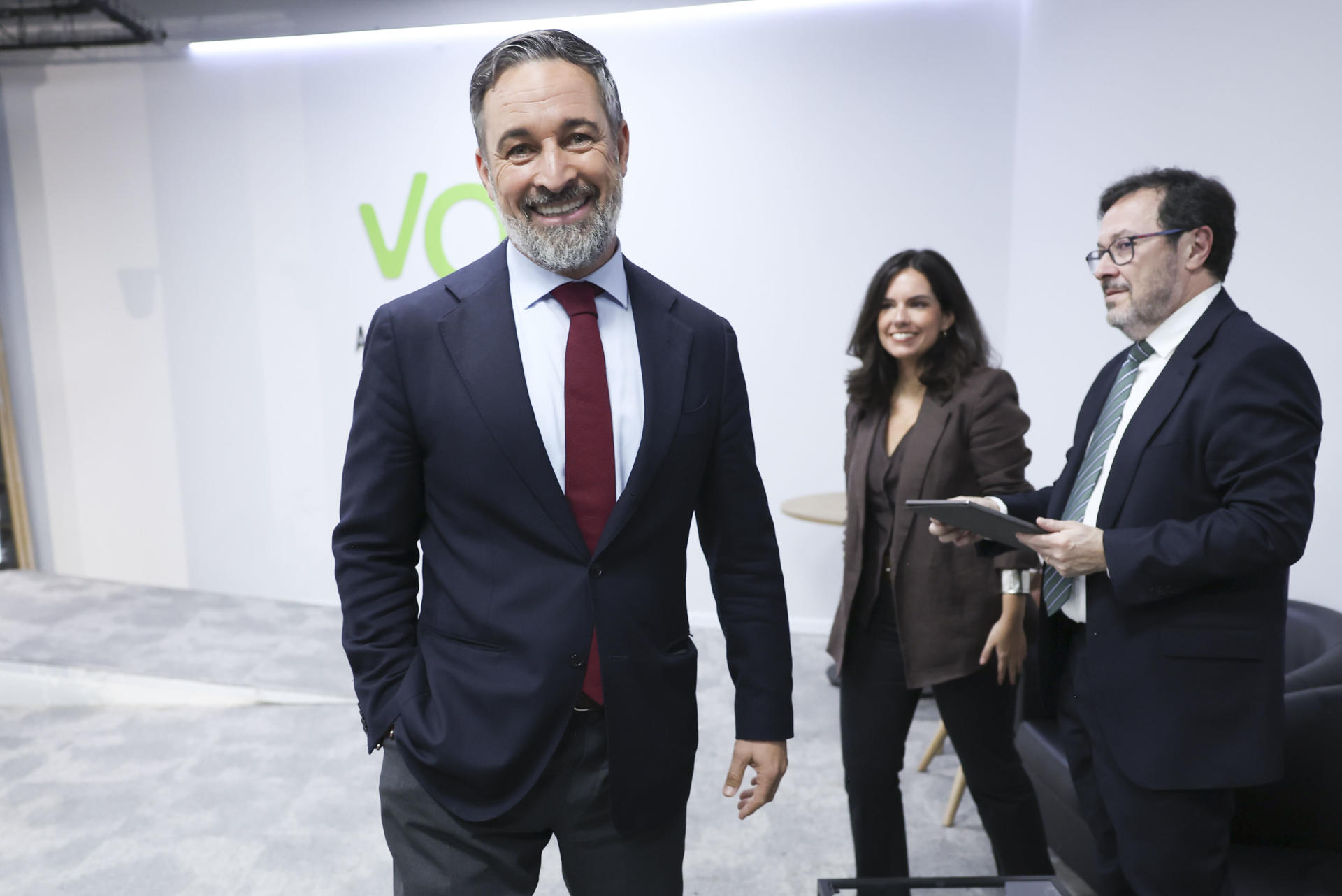 MADRID, 05/10/2026.- El líder de VOX, Santiago Abascal, ofrece una rueda de prensa tras la reunión del Comité de Acción Política del partido, este lunes, en Madrid. EFE/ Kiko Huesca