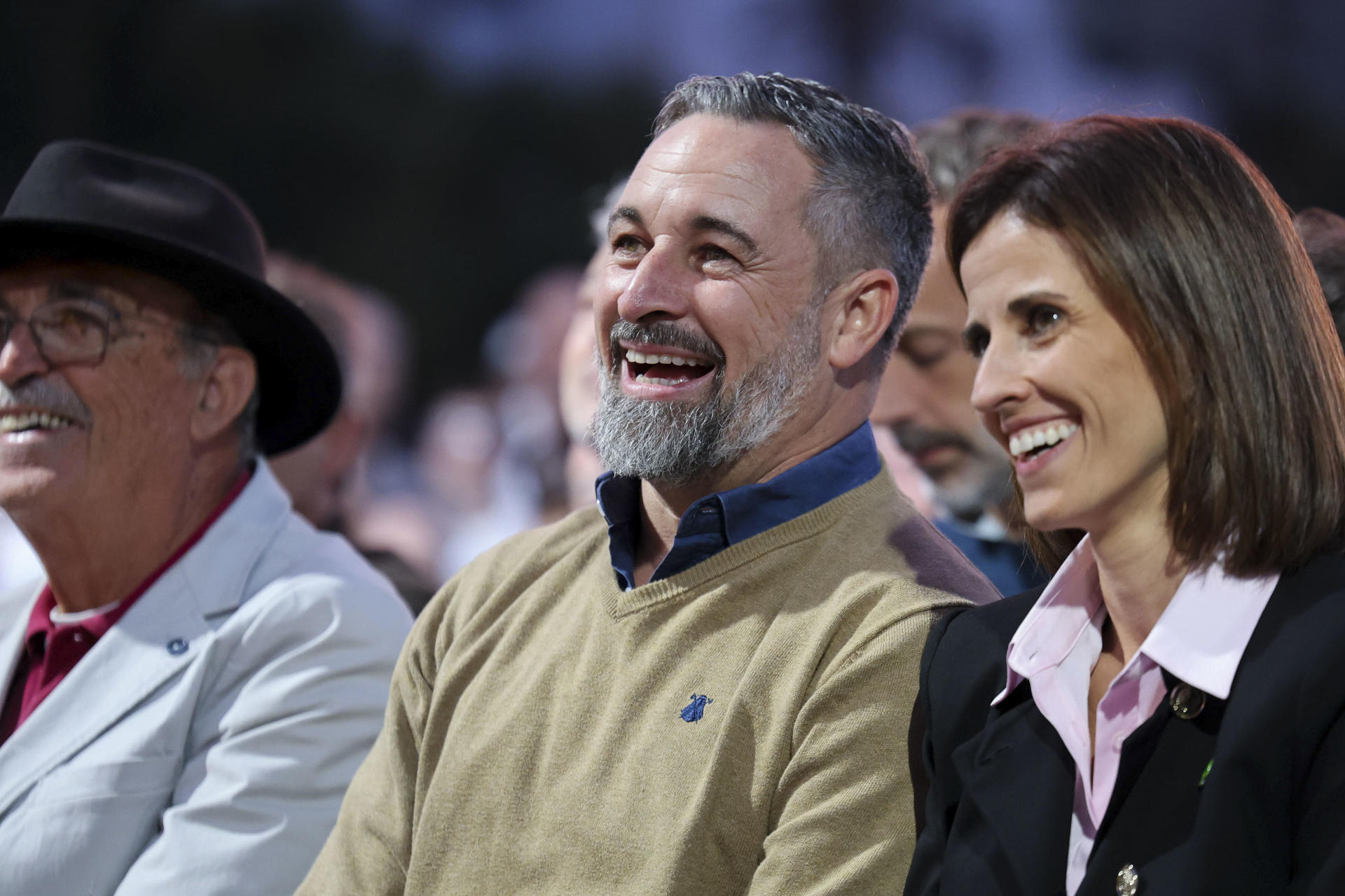 IBIZA, 24/10/2026.- El líder de Vox, Santiago Abascal (c), durante el mitin de esta formación este sábado en Ibiza. EFE/ Sergio G. Cañizares