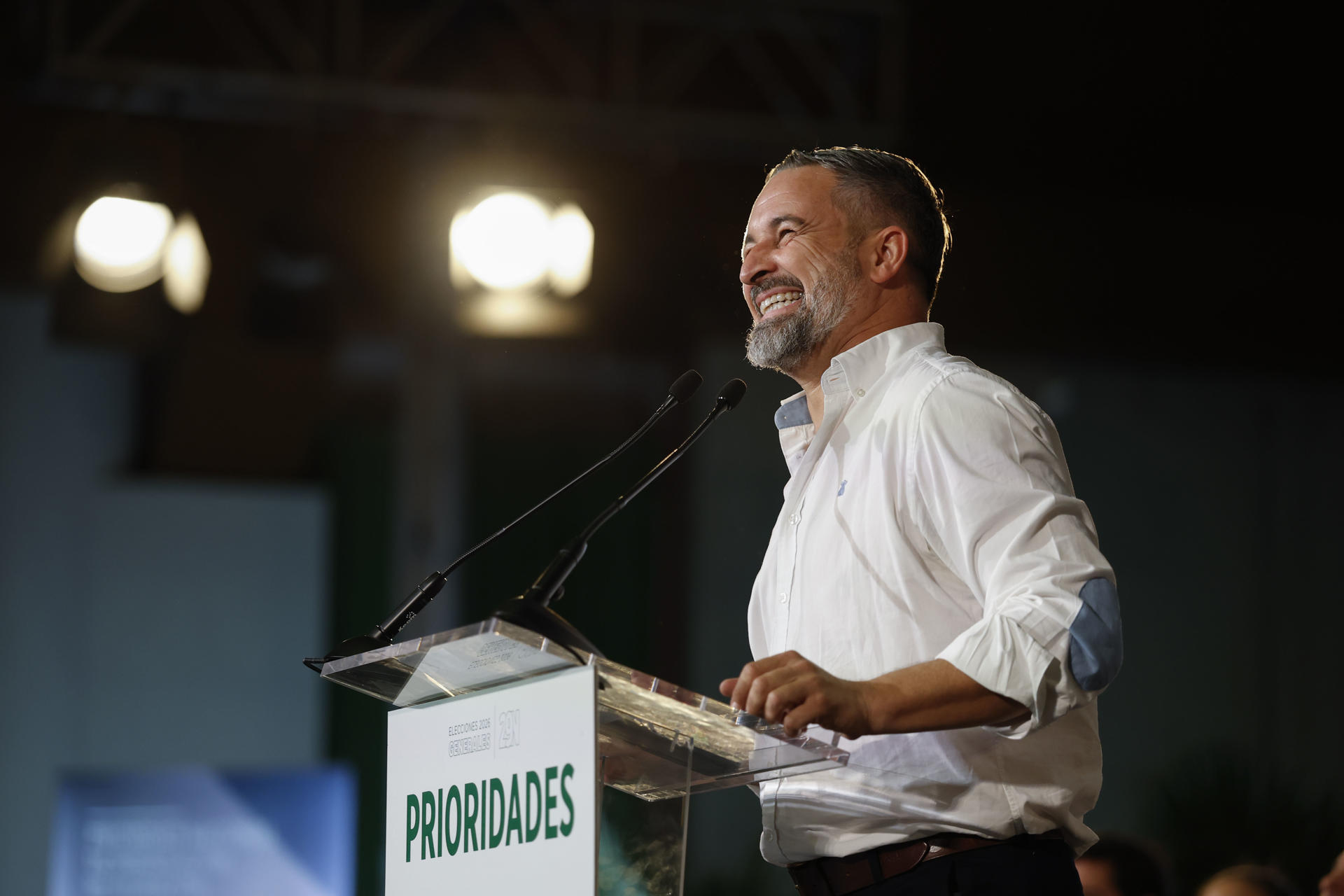 GRAF5334. TALAVERA DE LA REINA (TOLEDO), 26/10/2026.- El líder de Vox, Santiago Abascal, presenta a los candidatos del partido para las elecciones del 29N en Talavera de la Reina (Toledo), este lunes. EFE/ Manu Reino