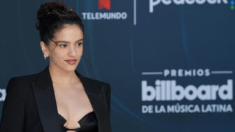 AME8805. MIAMI (ESTADOS UNIDOS), 22/10/2026.- La cantante española Rosalía posa en la alfombra azul de los Premios Billboard de la Música Latina este jueves, en el James L. Kinght Center en Miami, Florida (EE.UU.). EFE/ Alberto Boal