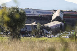 URDA (TOLEDO) 28/10/2026.- Dos trenes de alta velocidad, uno de Renfe y otro de Iryo, han colisionado a primera hora de este miércoles a la altura de la estación de Urda (Toledo), según han informado a EFE fuentes del servicio de emergencias 112, que han indicado que dos vagones han caído por un terraplén. EFE/Ismael Herrero
