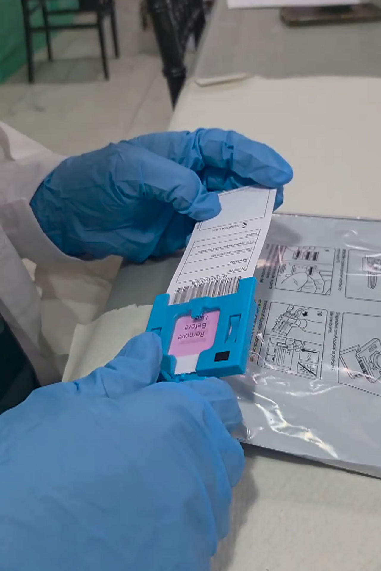 Captura vídeo de la Guardia Civil. Se está trabajando con la máxima celeridad para identificar a las víctimas del accidente ferroviario de Urda (Toledo). Hay cuatro oficinas habilitadas para la recogida de denuncias y de toma de muestras de ADN: Toledo (comandancia de la Guardia Civil, Avda. Barber 42), Córdoba (comandancia de la Guardia Civil, Avda. Medina Azahara 2), Sevilla (Zona de la Guardia Civil, Avda. de la Borbolla 8) y Madrid (Zona de la Guardia Civil, calle Batalla del Salado 32). Se pide que los familiares de primer grado de desaparecidos que no lo hayan hecho acudan para obtener muestras de su ADN. Asimismo, se comunica que la Guardia Civil será la única que informará a los familiares de desaparecidos cuando se tenga noticias sobre ellos. EFE/ Guardia Civil // SOLO USO EDITORIAL/SOLO DISPONIBLE PARA ILUSTRAR LA NOTICIA QUE ACOMPAÑA (CRÉDITO OBLIGATORIO)