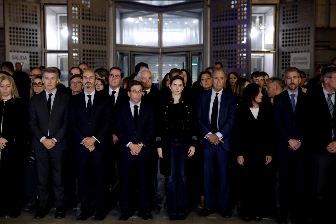MADRID, 28/10/2026.- El alcalde de Madrid, José Luis Martínez-Almeida (4i), acompañado de la vicealcaldesa, Inma Sanz (i), la presidenta madrileña, Isabel Díaz Ayuso (c), el presidente del PP, Alberto Núñez Feijóo? (2i), y otros miembros del equipo de Gobierno municipal y representantes de los grupos políticos, preside el minuto de silencio en memoria de las víctimas del trágico accidente ferroviario en la provincia de Toledo, este miércoles. EFE/ Victor Lerena