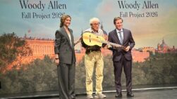 Woody Allen junto a Isabel Díaz Ayuso y José Luis Martínez Almeida, que le entregaron una guitarra española durante la presentación de su nueva película en Madrid