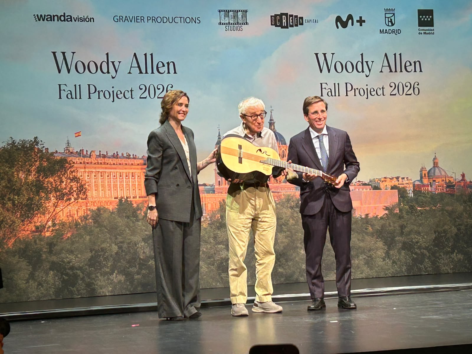 Woody Allen junto a Isabel Díaz Ayuso y José Luis Martínez Almeida, que le entregaron una guitarra española durante la presentación de su nueva película en Madrid