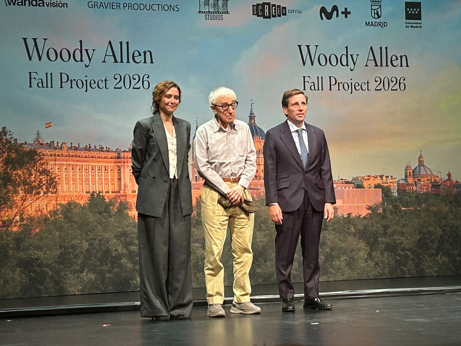 Woddy Allen junto a Isabel Díaz Ayuso y José Luis Martínez Almeida durante la presentación de su nueva película en Madrid