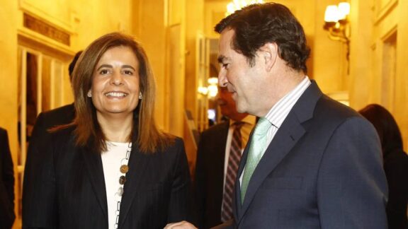 Fátima Báñez, junto a Antonio Garamendi.