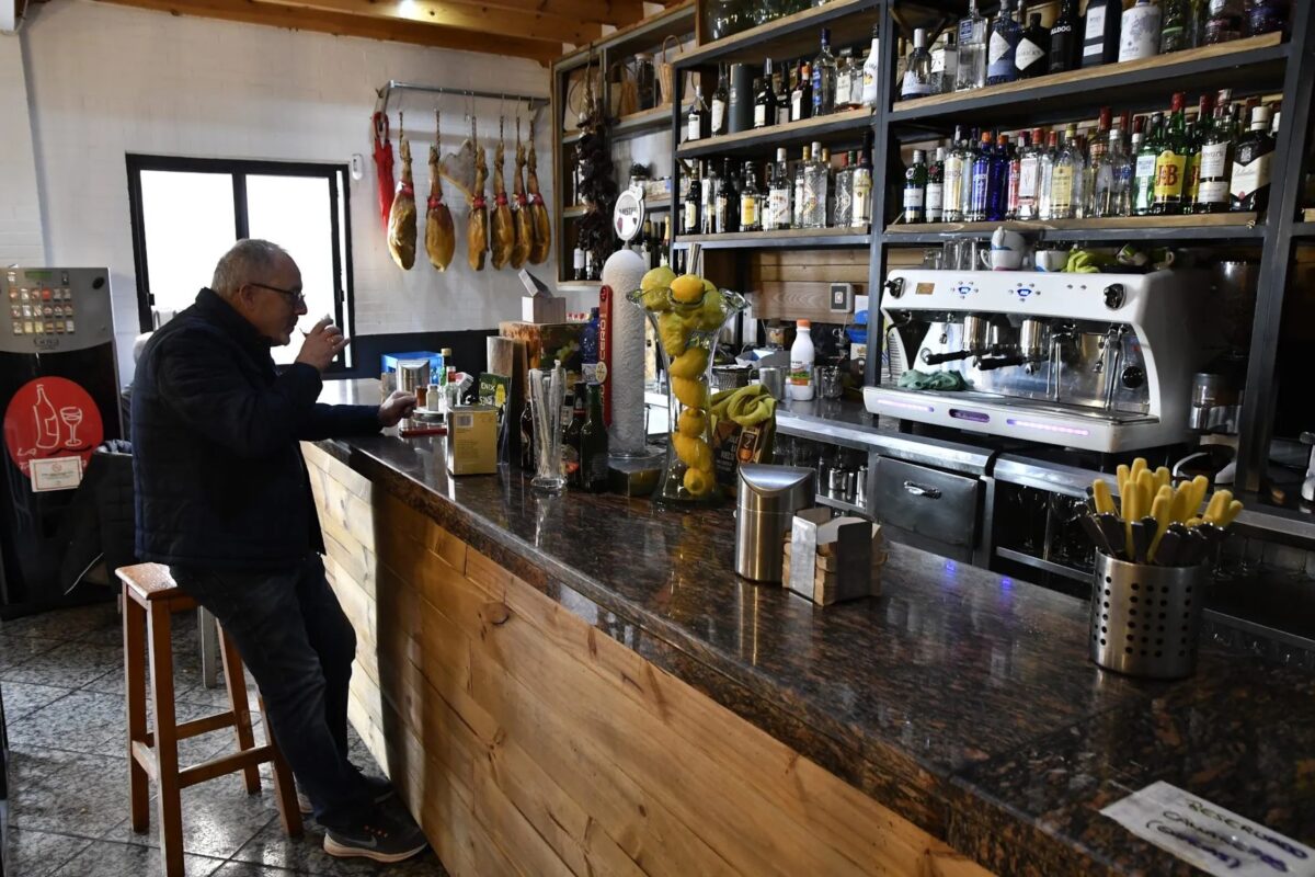 Un cliente en un bar de Enix (Almería),