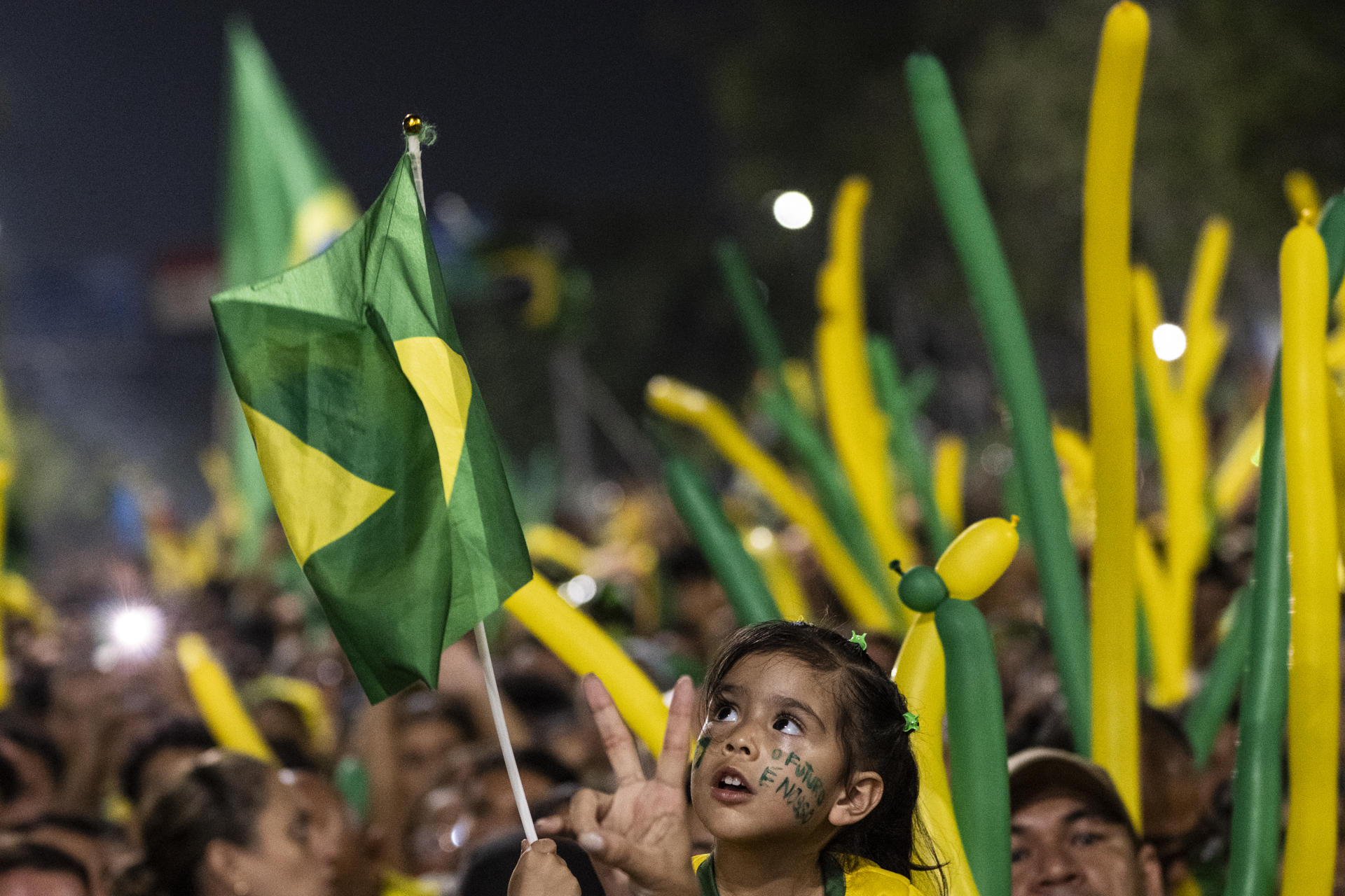 AME7687. MANAOS (BRASIL), 19/10/2026.- Simpatizantes del candidato a la presidencia de Brasil, Flávio Bolsonaro, asisten a un acto de campaña llamado "bloquinho 22" este lunes, en Manaos, Amazonas (Brasil). Flávio Bolsonaro defendió la regularización de tierras para ampliar la actividad agropecuaria en la Amazonía, una política impulsada por su padre, el expresidente brasileño Jair Bolsonaro, un defensor de la explotación económica del bioma. EFE/ Raphael Alves