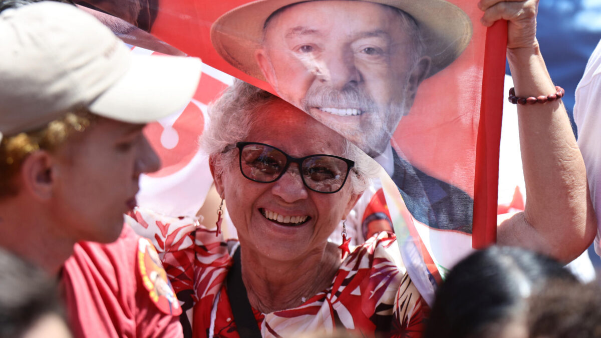 AME1375. FORTALEZA (BRASIL), 29/09/2026.- Una seguidora del presidente de Brasil y candidato a la reelección, Luiz Inácio Lula da Silva, sostiene una bandera con la imagen del mandatario durante un acto de campaña este martes en Fortaleza (Brasil). EFE/Jarbas Oliveira
