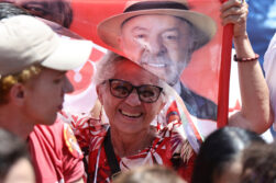 AME1375. FORTALEZA (BRASIL), 29/09/2026.- Una seguidora del presidente de Brasil y candidato a la reelección, Luiz Inácio Lula da Silva, sostiene una bandera con la imagen del mandatario durante un acto de campaña este martes en Fortaleza (Brasil). EFE/Jarbas Oliveira