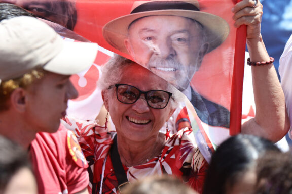 AME1375. FORTALEZA (BRASIL), 29/09/2026.- Una seguidora del presidente de Brasil y candidato a la reelección, Luiz Inácio Lula da Silva, sostiene una bandera con la imagen del mandatario durante un acto de campaña este martes en Fortaleza (Brasil). EFE/Jarbas Oliveira