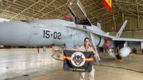 La cabo primera Patricia Prieto Carrasco junto a uno de los cazas F-18 del Ala 12 en la Base Aérea de Torrejón.