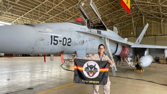 La cabo primera Patricia Prieto Carrasco junto a uno de los cazas F-18 del Ala 12 en la Base Aérea de Torrejón.