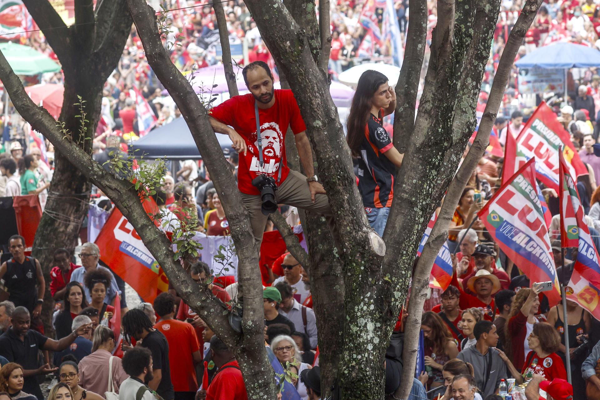 Seguidores del presidente de Brasil y candidato a la reelección, Luiz Inácio Lula da Silva, participan en un acto de campaña en Río de Janeiro (Brasil)