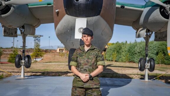 Especialista en defensa NBQ, la capitán Beatriz Bolívar manda la Compañía Multipropósito de la Brigada Paracaidista