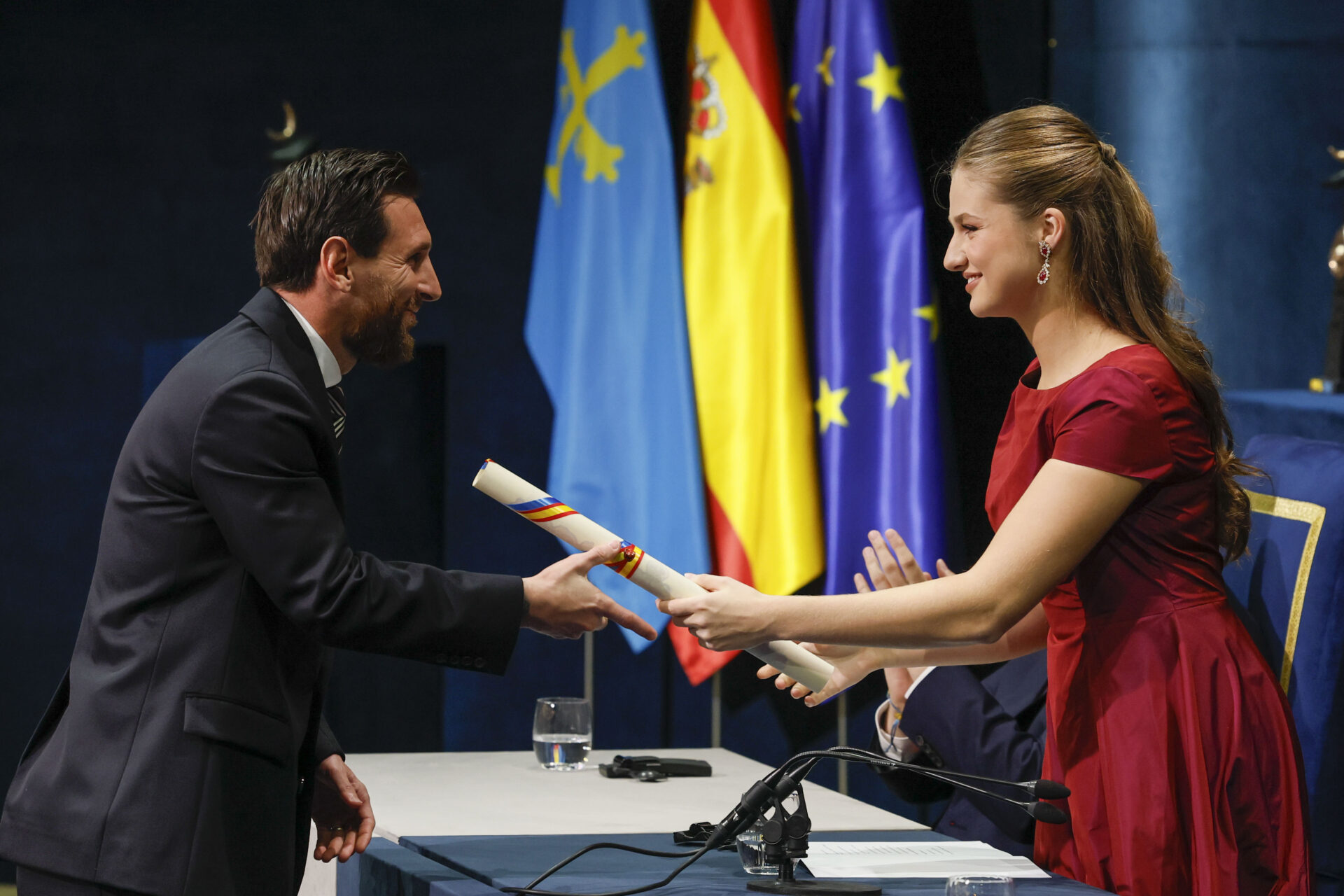 FOTODELDÍA - OVIEDO, 23/10/2026.- La Princesa Leonor entrega al futbolista argentino Leo Messi (i) el Premio Princesa de Asturias de los Deportes, durante la ceremonia de entrega de los Premios Princesa de Asturias 2026, en el Teatro Campoamor de Oviedo este viernes. EFE/Ballesteros
