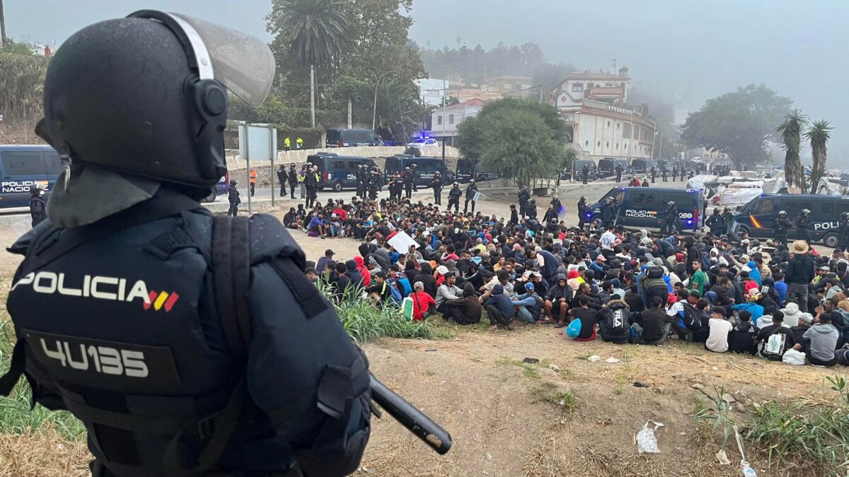 Un policía nacional trabaja en el dispositivo para levantar el asentamiento de la playa del Trampolín.